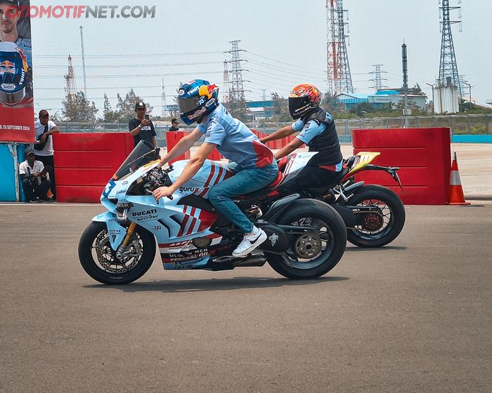 Alex Marquez menunggangi Ducati V4S dalam fun riding mengitari sirkuti Formula E sebanyak 3 putaran