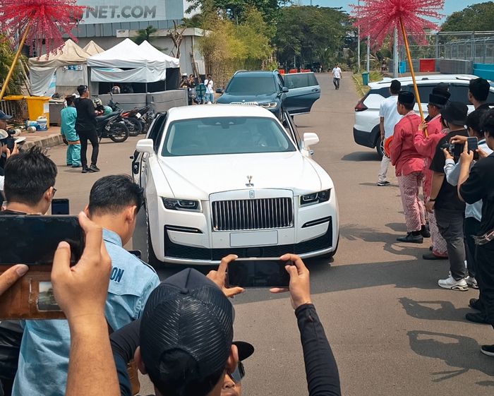 Rolls-Royce Ghost yang ditumpangi oleh Alex Marquez