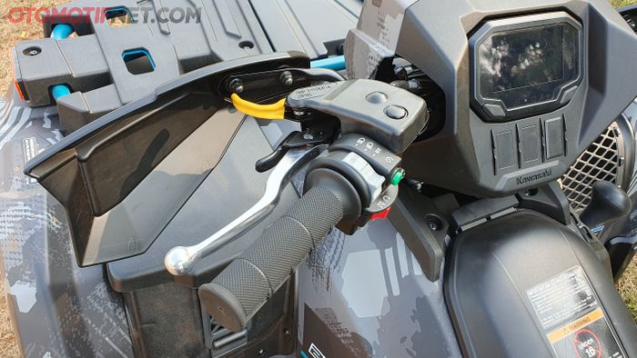 Di setang kiri Kawasaki Brute Force 750 ada tuas differential roda depan