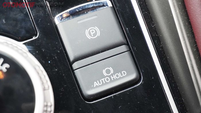 Tombol Electric Parking Brake dengan Auto Hold di konsol tengah