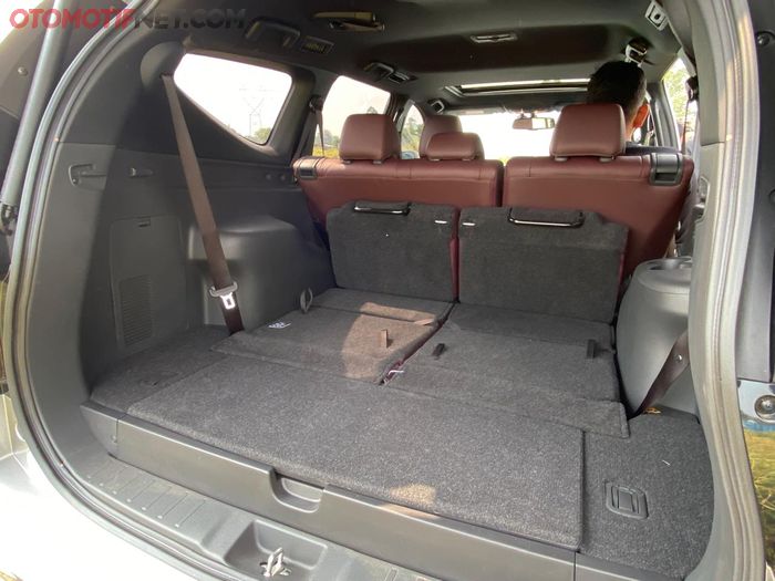 Bagasi New Pajero Sport Dakar Ultimate 4x4 A/T cukup luas, siap kemping nih!