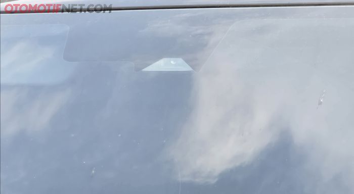 Pada kaca depan terlihat ada radar kamera, yang menandakan mobil berstiker kamuflase ini dilengkapi fitur ADAS