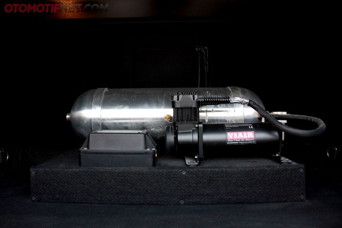 Suspensi pakai airsus 4 titik dengan coil and bags. Tabung airsus-nya ditempatkan di bagasi