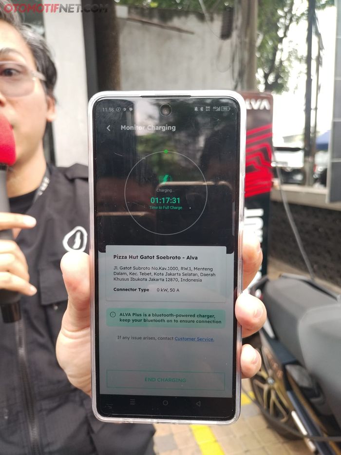 Pengisian daya di Alva Boost Charge Station dapat dipantau lewat apps di handphone