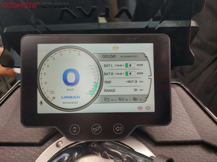 Tampilan panel instrumen Alva Cervo Q saat mengisi daya di Alva Boost Charge Station