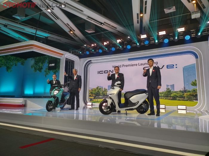 Thomas Wijaya, Vice President PT AHM (kedua dari kanan), menyebut Honda ICON e: dan CUV e: dibuat di Indonesia 