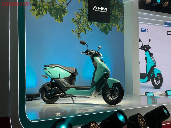 Honda ICON e: secara bentuk mirip dengan EM1 e: tapi kini hadir dengan baterai model tanam