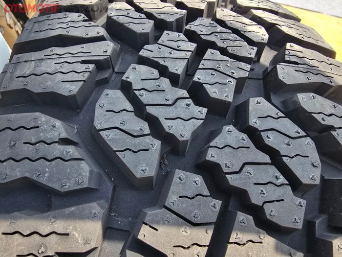 Bentuk patern atau kembangan ban Goodyear Wrangler Duratrac RT, lebih kasar dibanding ban AT, tapi lebih halus dari ban MT