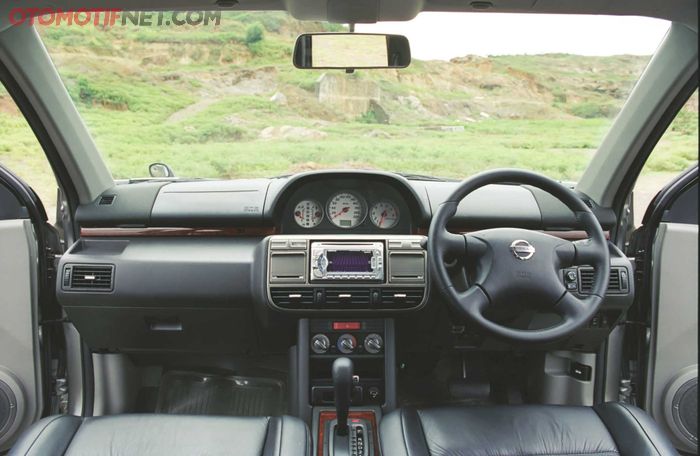 Panel instrumen tengah tak mengurangi kemewahan