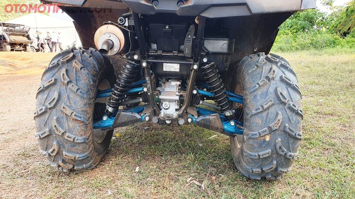 Konstruksi suspensi Kawasaki Brute Force 750, independent pakai double wishbone