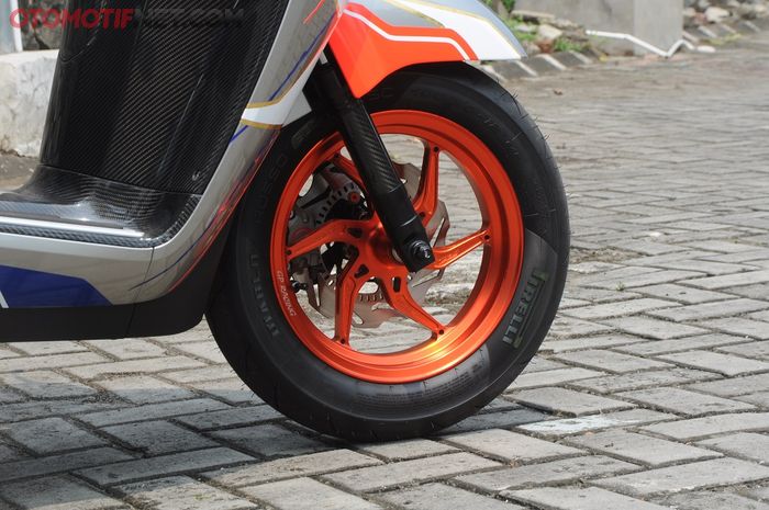 Honda Giorno+ ini pakai pelek GP Racing 12 inci lebih eye catching dengan kelir oranye