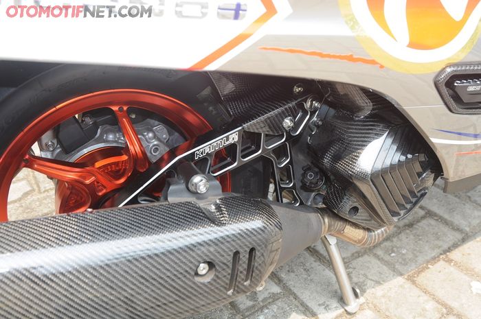 Swingarm Kamui mengisi bagian kolong Honda Giorno+ 