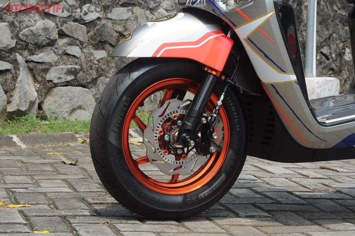 Kombinasi cakram Kamui, kaliper Brembo dan slang Hel dengan quick release mengisi roda depan Honda Giorno+