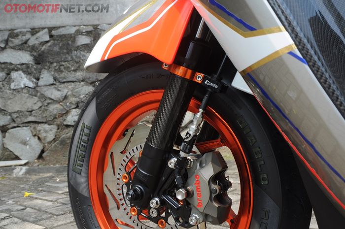 Tabung sok depan Kamui di Honda Giorno+ terlihat unik dengan lapisan karbon