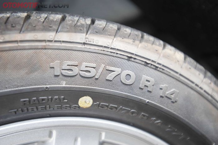 Baca kode huruf dan angka pada dinding ban