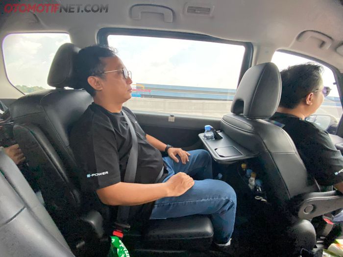 Duduk dibaris ke-2 kaki lega, yang juga terdapat arm rest