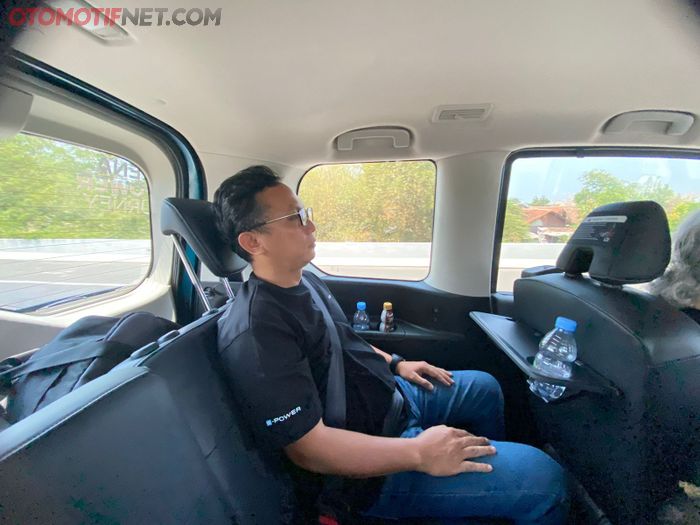 Jok baris ke-3 selain empuk, sandaran juga masih bisa direbahkan