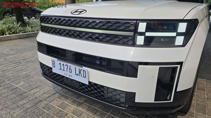 Lampu depan All New Santa Fe Calligraphy pakai Dual Projector Lamp, dan pewarnaan grillnya black chrome