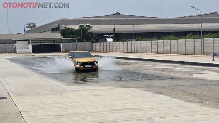 Tersedia fasilitas test track segala nih!