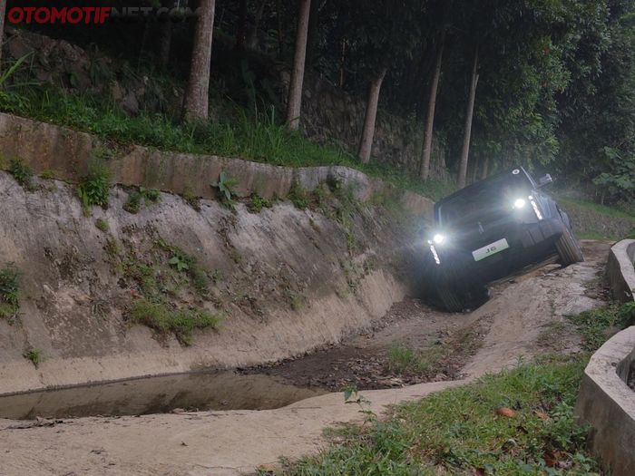 Chery J6 iWD saat melaju di jalur kemiringan