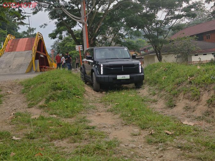 Chery J6 iWD saat melewati jalur gundukan tanah