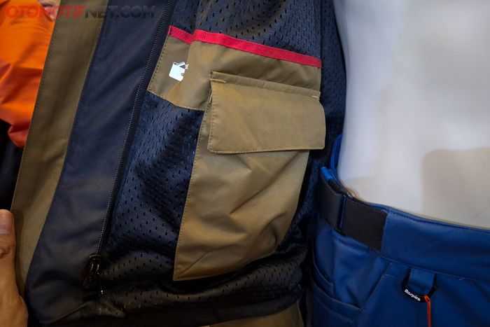 Jaket riding Respiro Threnox memiliki banyak kantung. Baik di luar maupun dalam