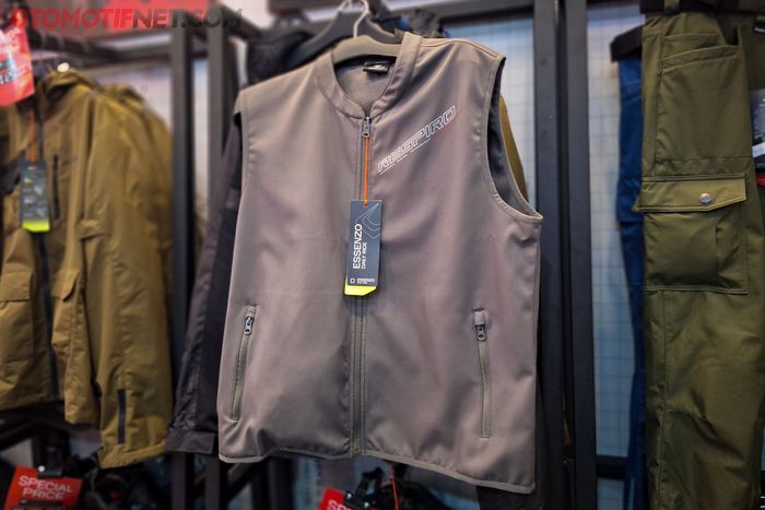 Jaket riding Respiro Threnox bisa ditambahkan vest di bagian dalam saat ingin motoran di daerah dingin. Harganyya Rp 200 ribuan