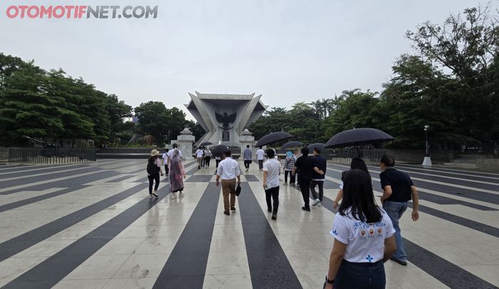 Peserta Honda e:Technology City Tour Past Meet The Future Explore Indonesia ketika menyambangi Monumen Perjuangan Rakyat (Monpera) Palembang