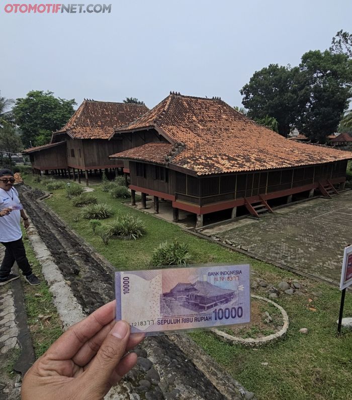 Ini rumah Limas khas Sumatera Selatan yang jadi background mata uang Rupiah pecahan 10 ribu. Ada di Museum Balaputra Dewa yang dikunjungi peserta