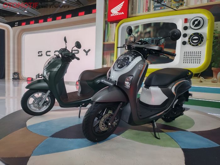 New Honda Scoopy dijual dalam 4 varian, varian Stylish dengan warna hijau (kiri) mengusung smart key, sementara varian Fashion dengan warna coklat dan putih masih pakai anak kunci