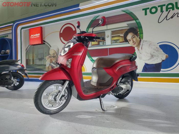 New Honda Scoopy Stylish terkesan luxury, dengan kelir single tone, minim striping dan finishing doff