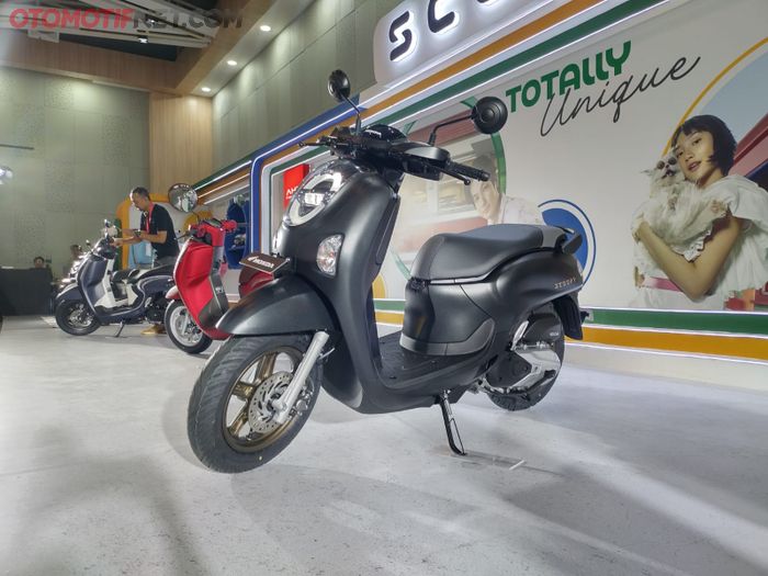 New Honda Scoopy Prestige tampil clean atau simpel, warna single tone tanpa striping sedikit pun