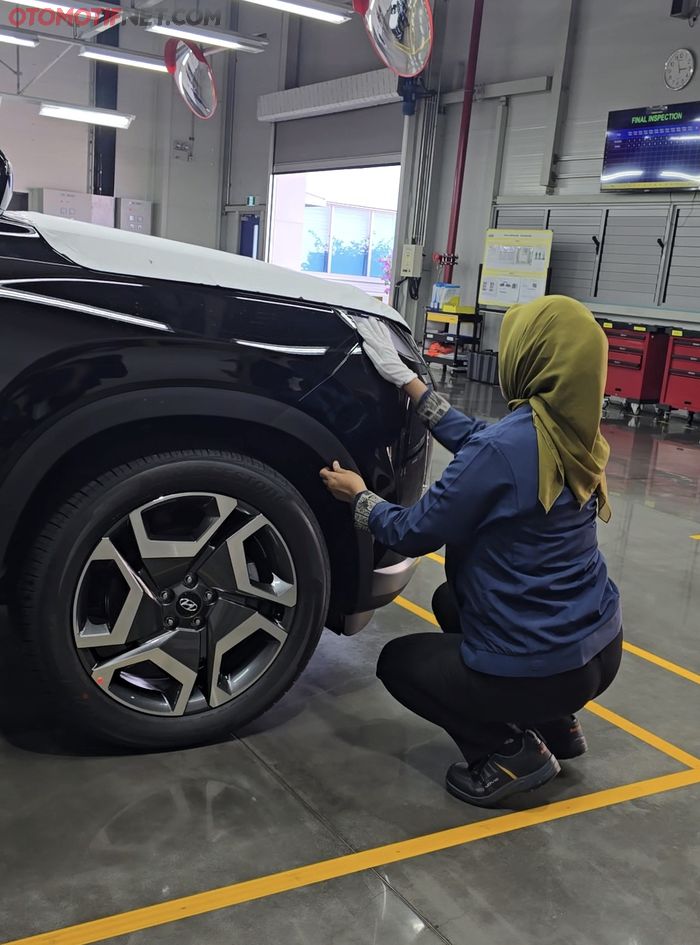 Petugas final check di fasilitas PIO and Logistic yang kesemuanya cewek, terlihat sedang memeriksa secara teliti aksesori tambahan yang telah diinstal ke mobil Hyundai