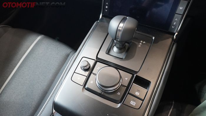 Shift knob dengan bahan leather, Mazda CX-30 EV