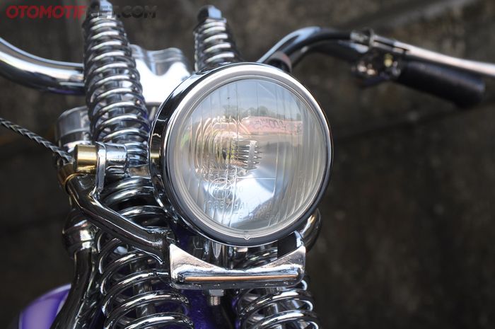 Headlamp Yamaha XS650 ini pakai model konvesional dengan lampu LED di dalamnya, terlihat klasik!