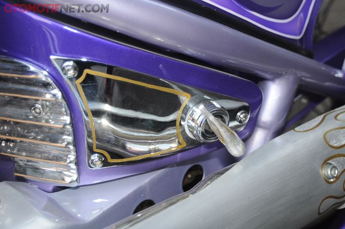 Kunci kontak Yamaha XS650 ini dipindah di bawah jok sebelah kiri