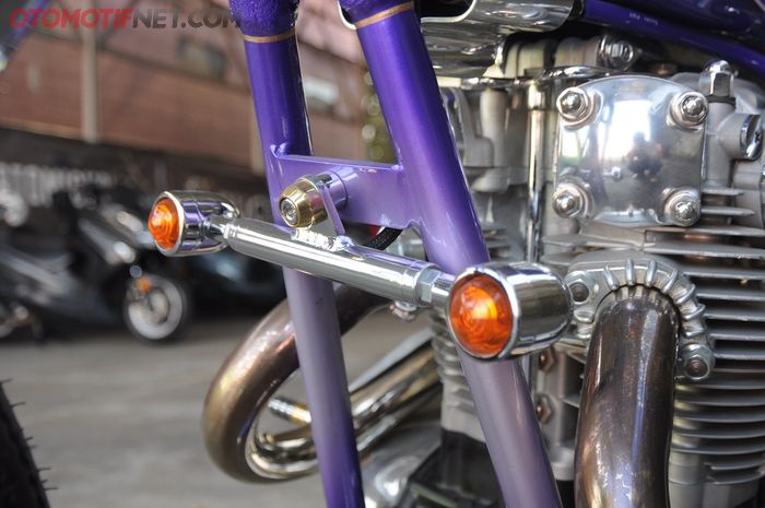 Yamaha XS650 ini dilengkapi dengan lampu sein depan
