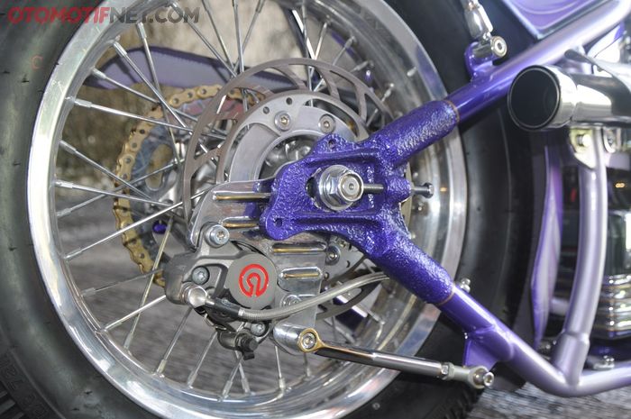Rem belakang Yamaha XS650 pakai cakram aftermarket Ninja ZX-25R dan kaliper Brembo, racing banget ya?