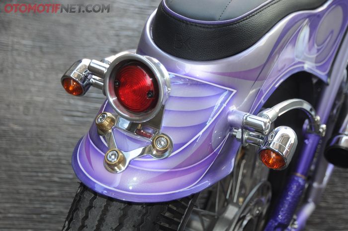 Bram bilang di Kustomfest kemarin Yamaha XS650 ini satu-satunya chopper yang pakai lampu sein