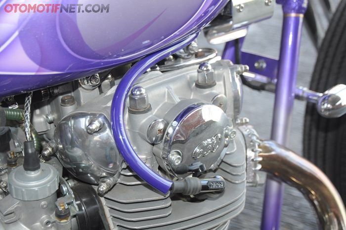 Kabel koil pakai UMA Racing yang punya kelir senada bodi Yamaha XS650