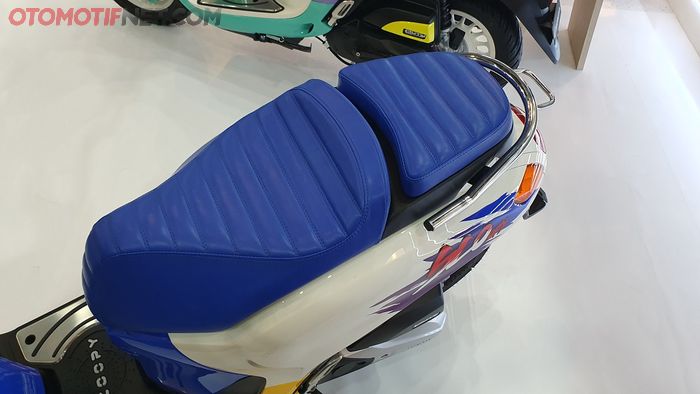 Jok New Honda Scoopy dicustom jadi double seat berwarna biru terang