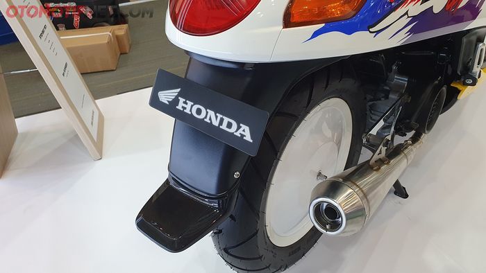 Sepatbor belakang New Honda Scoopy double seat dicustom agar lebih pendek