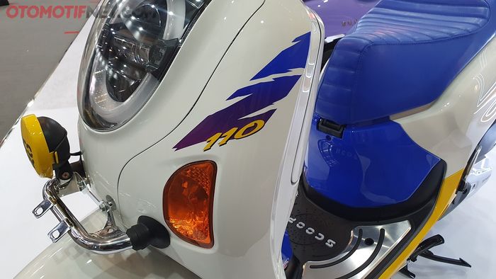 Bagian depan New Honda Scoopy diberi grafis retro plus lampu sein direpaint oranye