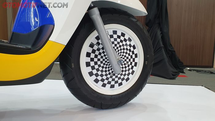 Pelek depan ditambah motif chequered flag