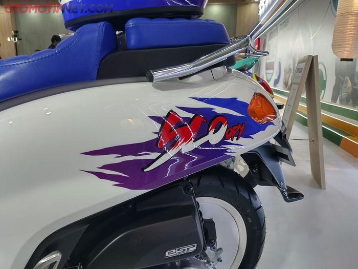 Grafis jadul dengan tulisan 'Scoopy'