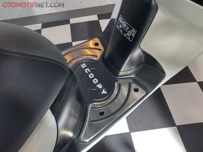 Panel Step Floor dilengkapi tulisan SCOOPY di tengahnya