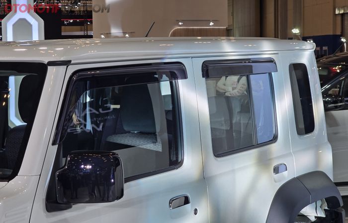 Terdapat pula penambahan aksesori talang air di pintu depan dan samping belakang