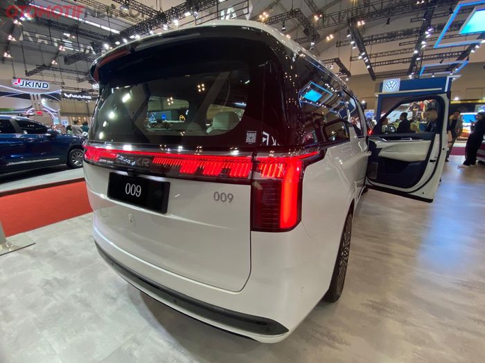 Bagian buritan ZEEKR 009