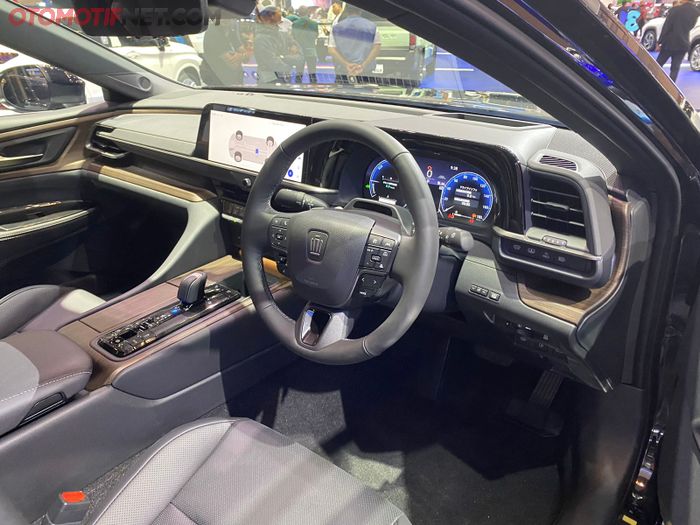 Interior Toyota Crown HEV, ada fitur TSS