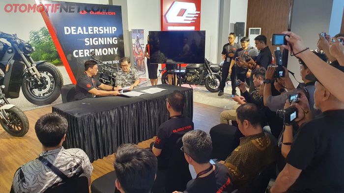 Suasana prosesi penandatanganan kerjasama QJMotor dan beberapa pihak